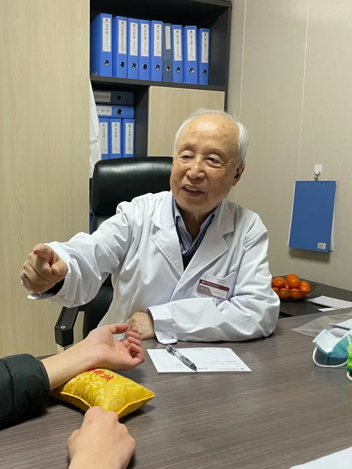 Senior TCM practitioner in consultation